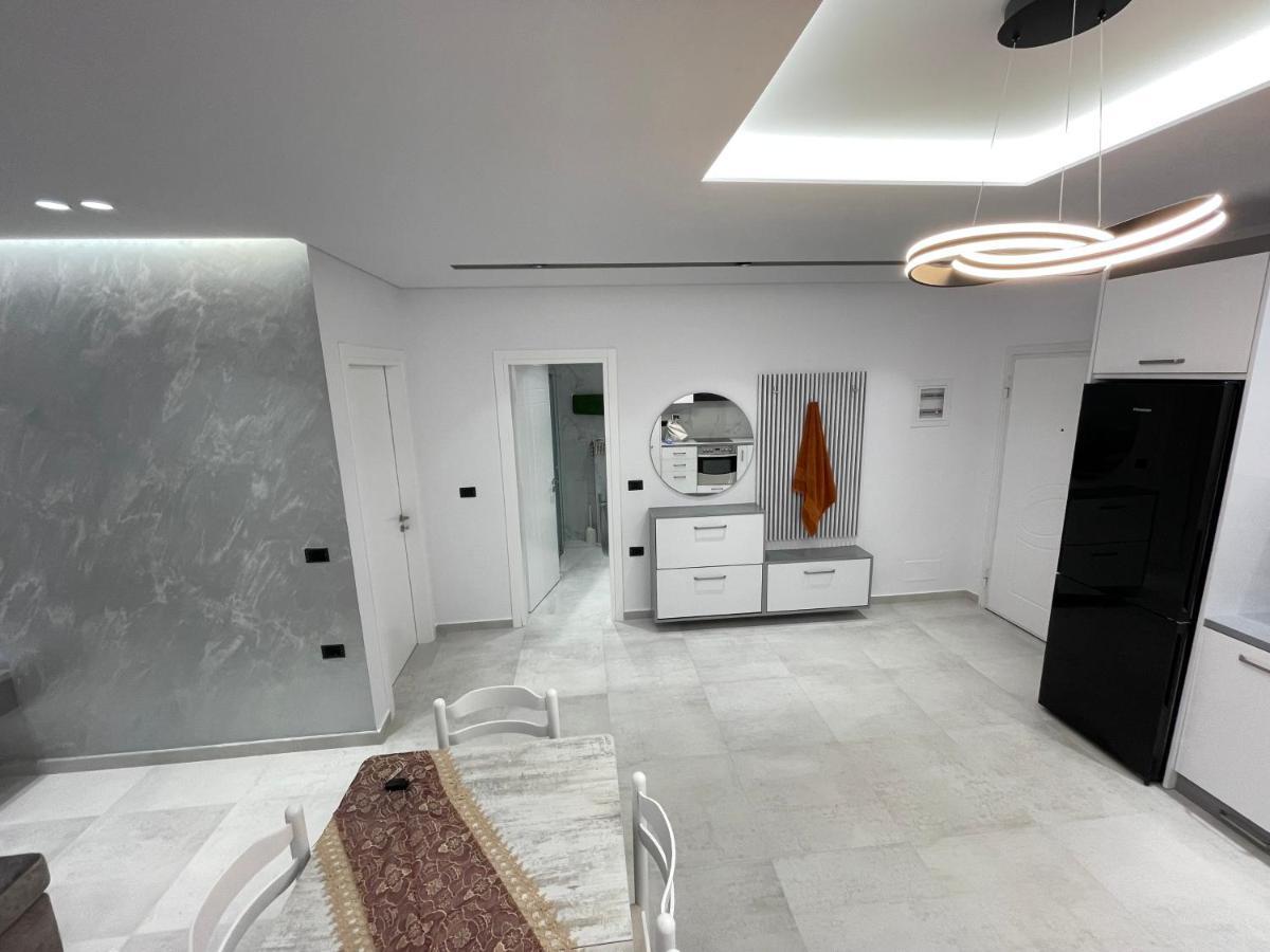 Alpha Lux Apartment Sarandë エクステリア 写真